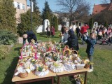 Mieszkańcy Kościerzyny przyszli na plac św. Jana Pawła II w Wielką Sobotę, by poświęcić pokarmy 