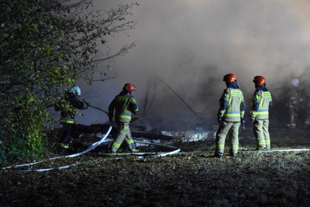 Pożar budynku w Bystrej poderwał do akcji strażaków z JRG i druhów z OSP