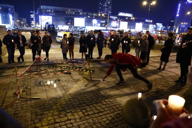 Na placu Defilad kładą świeczki i kwiaty. "Nie mogą wytrzymać myśli" [ZDJĘCIA]