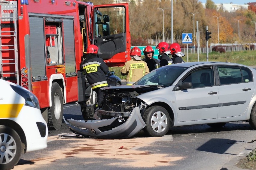 Wypadek w pobliżu galerii handlowej w Kielcach. Ucierpiały trzy osoby