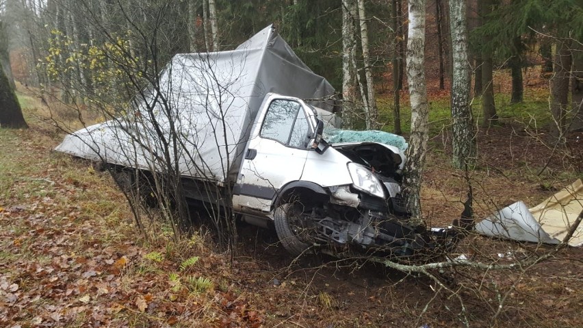 Koszmarny wypadek koło Barwic. Bus w lesie [zdjęcia]