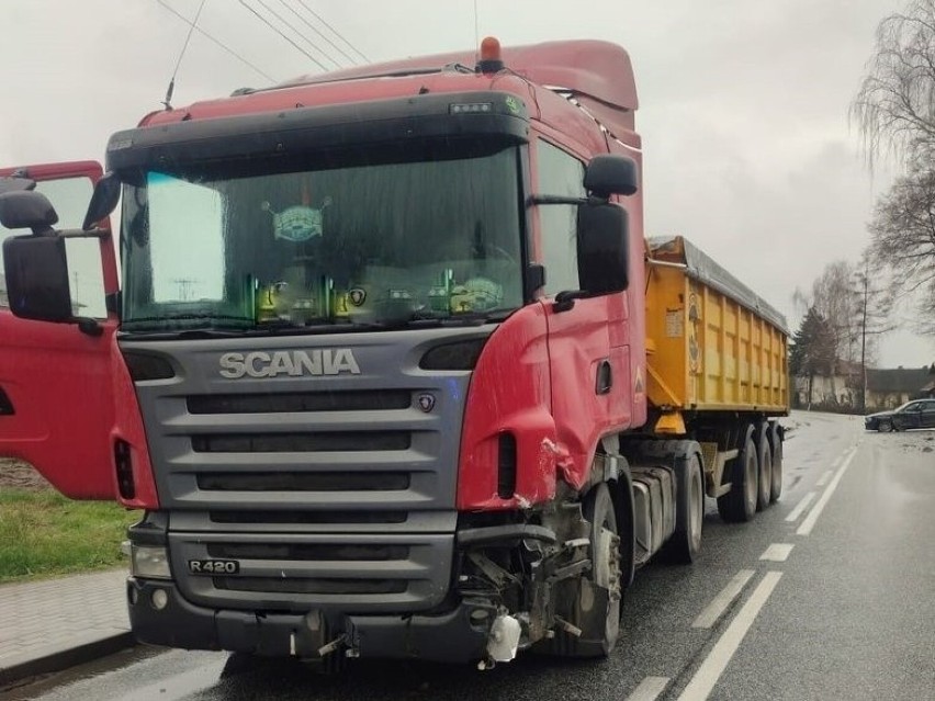 Wypadek z udziałem ciężarówki i dwóch osobówek w Zarzeczu w pow. jasielskim. Jedna osoba w szpitalu [ZDJĘCIA]