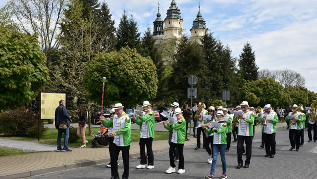 W asyście orkiestry poczty sztandarowe i delegacje przemaszerowały  pod pomnik Tadeusza Kościuszki. fot. 
