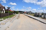 Inwestycje w Gminie Cewice. Przebudowa dróg, szkoły w Siemirowicach i budowa kanalizacji  