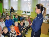 Bezpieczna droga do szkoły. Policjanci przeprowadzili cenną lekcję z pierwszoklasistami szkoły w Strzelnie | Nadmorska Kronika Policyjna