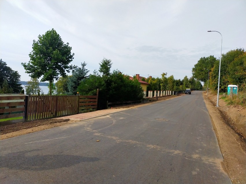 Droga nad jeziorem Pile w gminie Borne Sulinowo. Koniec wertepów [zdjęcia]