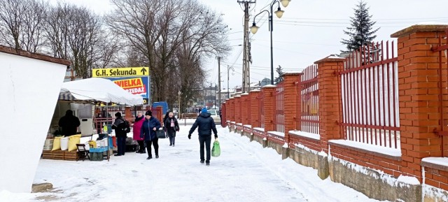 W czwartek, 11 stycznia na targowisku w Jędrzejowie było mało kupujących i jeszcze mniej straganów. Ze względu na zimno nie było dużego wyboru produktów. Co i za ile można było kupić? Zobaczcie na kolejnych slajdach.