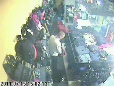 Puławy: Policja szuka sklepowych złodziei (foto)