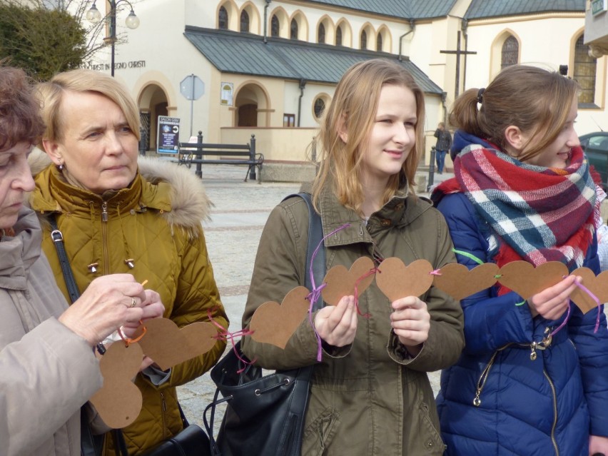 Człuchów. Gimnazjaliści na rynku