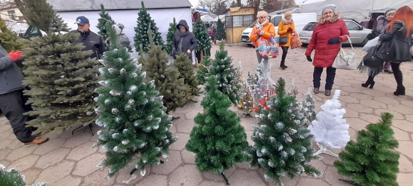 Świąteczne ozdoby na targowisku w Kielcach. Są bombki, choinki, mikołaje i gotowe paczki ze słodkościami