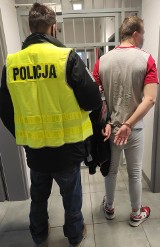 Nie miał maseczki, uciekał przed policjantami. Przyznał się do posiadania narkotyków