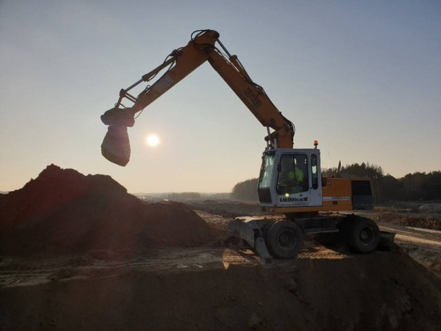 Mieszkańcy z ulicy Konopnickiej obawiają się, że jeśli rozpocznie się budowa bloku i na teren wjedzie ciężki sprzęt, to zostaną naruszone fundamenty ich domów.