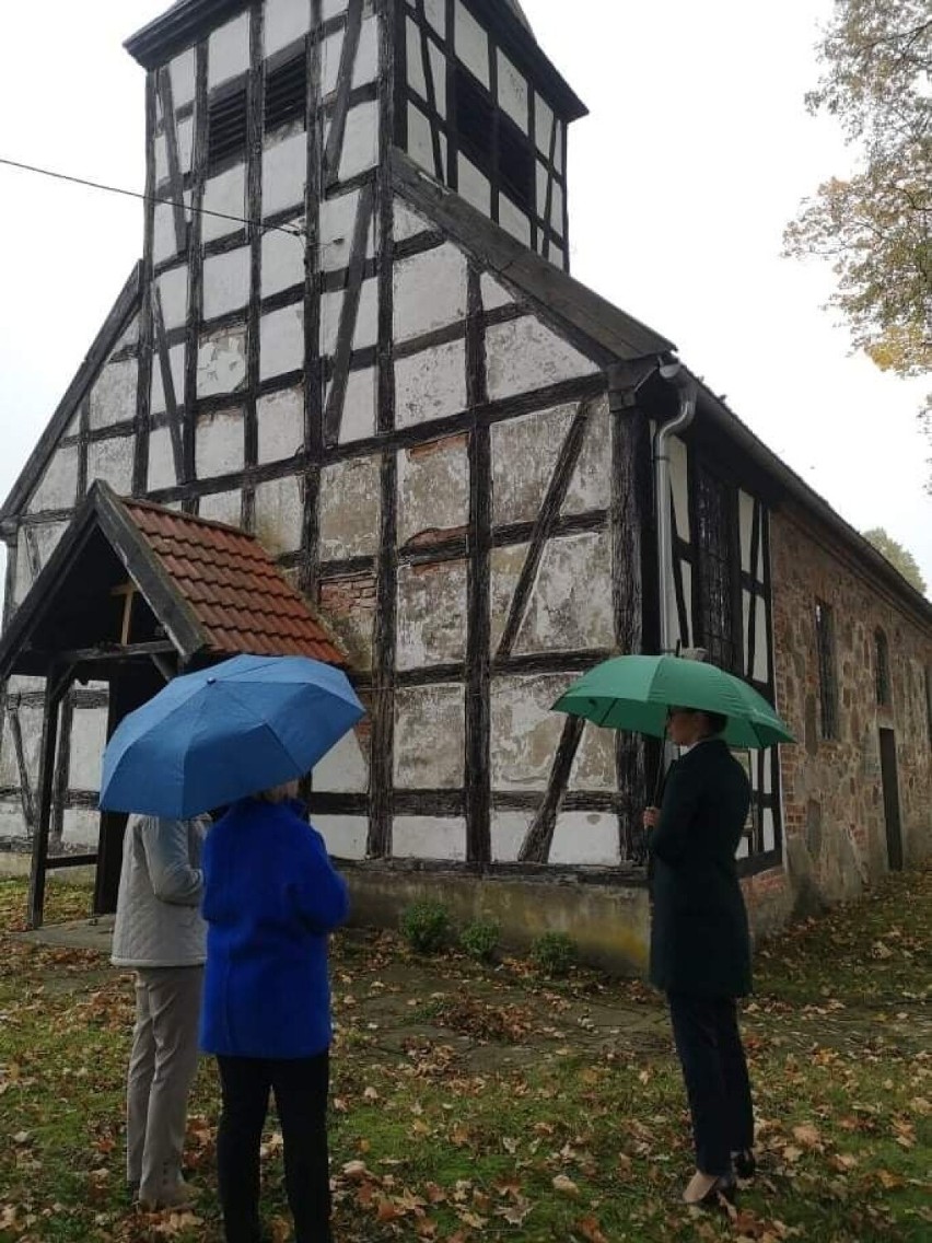 Wójt Grzmiącej pokazuje poseł Małgorzacie Golińskiej...