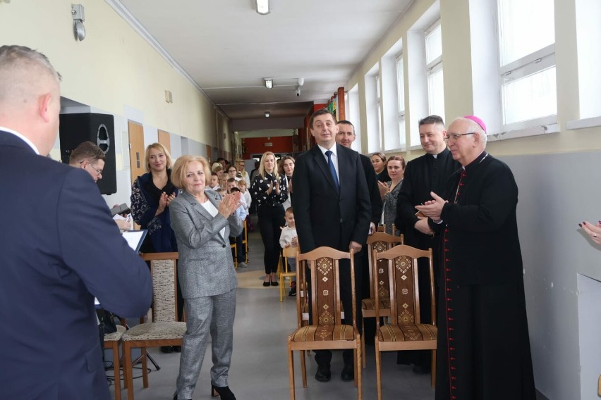 Ks. arcybiskup Wacław Depo z wizytą w szkole w Strugach 