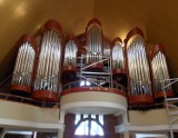 Budowa organów w tyskim kościele bł. Karoliny. Montaż piszczałek prospektowych