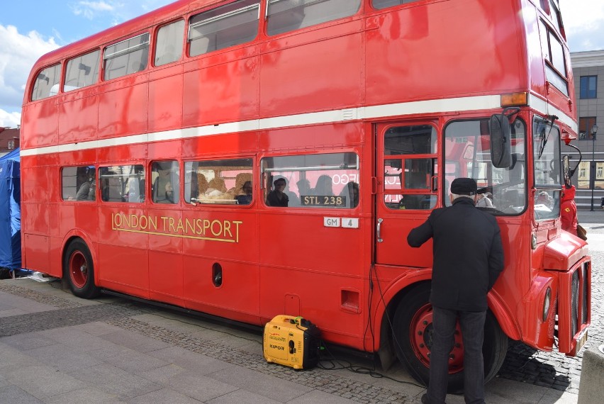 Londyński autobus na Rynku Kościuszki z kampanią o handlu ludźmi [zdjęcia, wideo] 