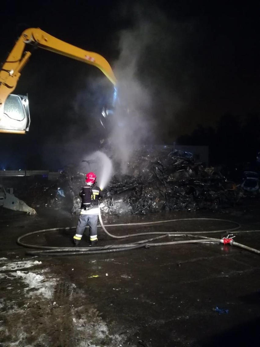 Tarnowskie Góry: Pożar złomowiska przy Cmentarnej [ZDJĘCIA i WIDEO]