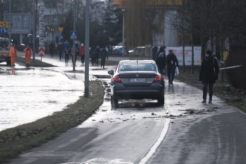 Ogromne ilości wody na ulicy Jana Pawła II.