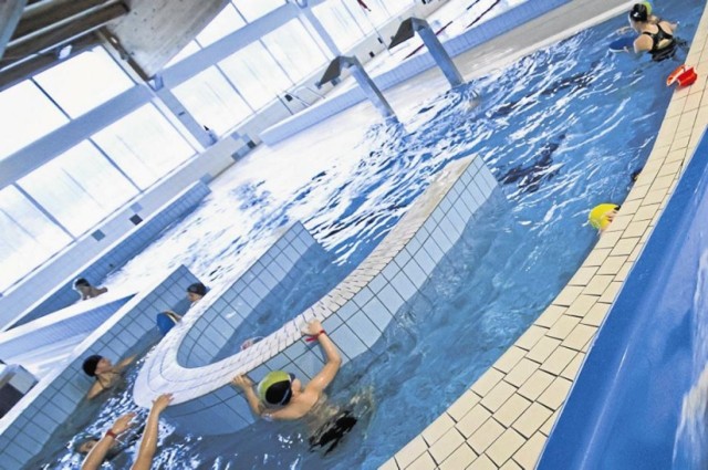 Odwiedzający basen narzekają miedzy innymi na to, że woda w basenie jest za zimna, a pod prysznicami albo zbyt zimna albo gorąca.