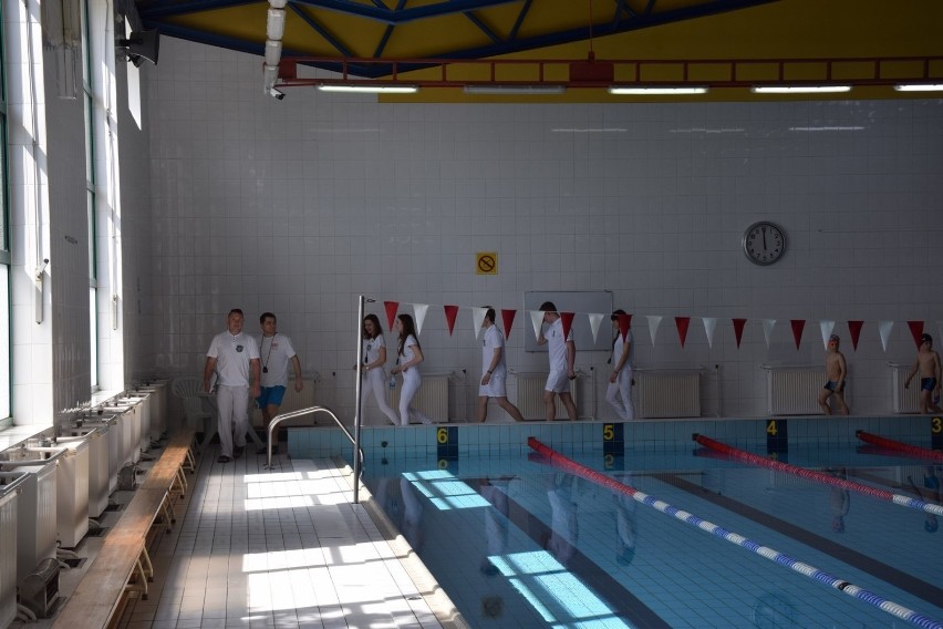 Rodzinna sztafeta pływacka "Pływajmy razem" w Łasku [zdjęcia i wideo]