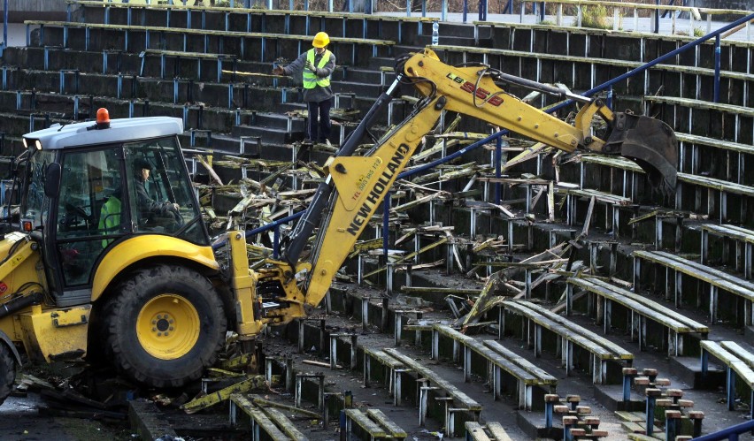 Gdynia. Flesz z przeszłości. 30.11.2009. Ciężki sprzęt na stadionie Gdyńskiego Ośrodka Sportu i Rekreacji. Burzenie trybun i ogrodzenia