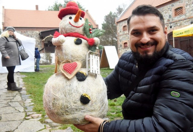 
W niedzielę, 9 grudnia, od godz. 11 do 15 w muzeum można było przygotować się do świąt:

[*]na warsztatach wykonywania – tradycyjnych ozdób choinkowych, światów, malowania bombek, świątecznych stroików, ozdób z siana, kartek świątecznych, ozdób szmacianych, malowania buziek
[*]warsztatach kulinarnych - lepienia pierogów, pieczenia i ozdabiania pierników, przygotowania przypraw piernikowych
[*]na kiermaszu kupić rękodzieło ludowe i artystyczne
[*]zwiedzić ekspozycje muzealne.

Uczestnikami i organizatorami niedzielnych atrakcji byli członkowie, sympatycy, pracownicy lubuskich podmiotów ekonomii społecznej, czyli stowarzyszeń, fundacji, warsztatów terapii zajęciowej i spółdzielni socjalnych. Ich codziennym zajęciem jest pomoc innym w życiu, szukania swoich zawodów, sposobów na utrzymanie się. Mogą się pochwalić dużymi osiągnięciami i to właśnie robili w niedzielę w Muzeum Etnograficznym w Zielonej Górze – Ochli. Organizatorami byli: Muzeum Etnograficzne w Zielonej Górze - Ochli i Regionalny Ośrodek Polityki Społecznej w Zielonej Górze.

POLECAMY:  NIEDZIELE HANDLOWE W GRUDNIU 2018
CENY KARPIA

