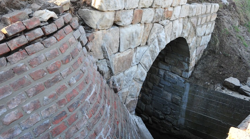 Nieznany zabytek w Krośnie odzyska dawny blask. Kamienny most nad Badoniem ma 130 lat [ZDJĘCIA]