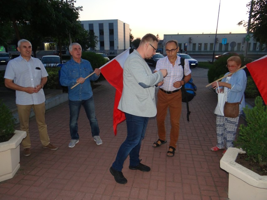 Radomsko: działacze Nowoczesnej protestują przeciwko zmianom w Sądzie Najwyższym [ZDJĘCIA]