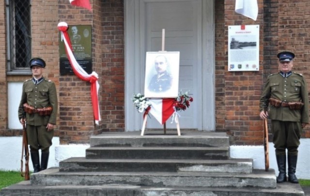 Na budynku strzelnicy w Kętach odsłonięta została tablica pamiątkowa poświęcona ppłk. Jackowi Jurze, bohaterowi, patriocie, przedwojennemu oficerowi Wojska Polskiego