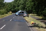 Rowerzysta zginął po zderzeniu z samochodem między Nową Wsią a Nowym Światem koło Leszna. Rower rozpadł się na pół ZDJĘCIA i FILM