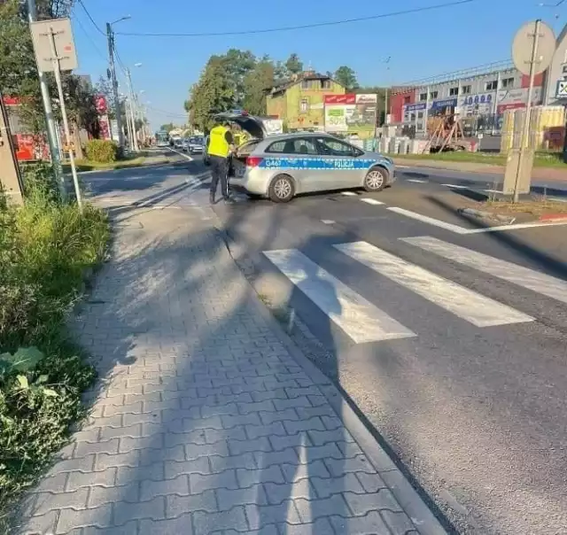 Wypadek na DK 79 w Trzebini. Samochód potrącił osobę na przejściu dla pieszych