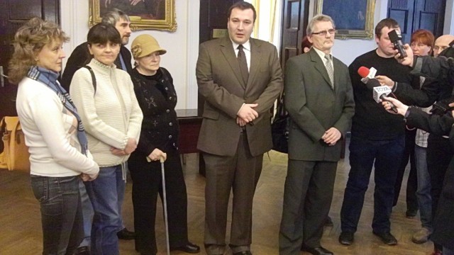 Lokatorzy zaprosili do współpracy radnego Piotra Borsa z SLD