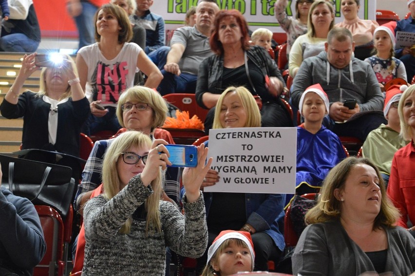 Rodzinne Mikołajki na sportowo w Ostrowcu. Było radośnie i rodzinnie [ZDJĘCIA]