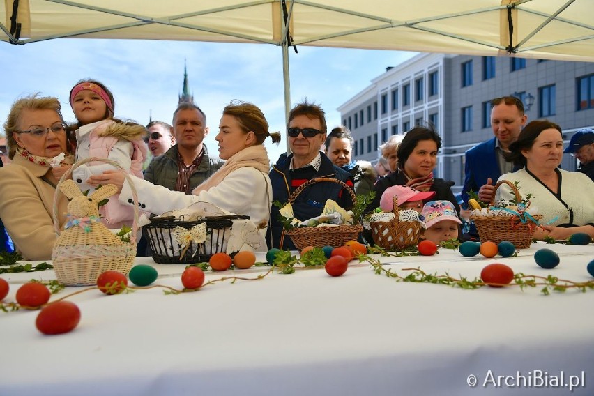 W Wielką Sobotę w południe abp Tadeusz Wojda poświęcił na...