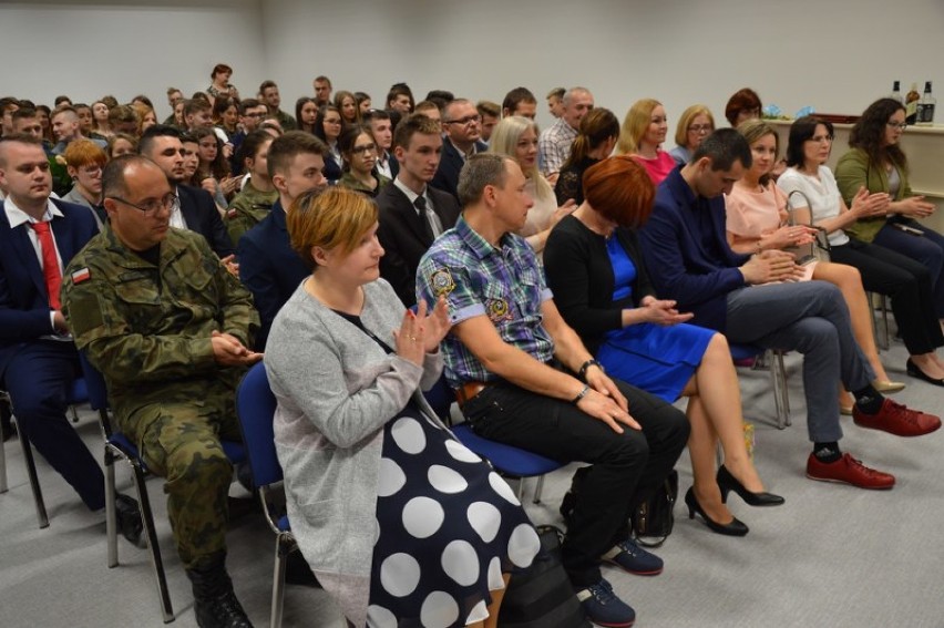 Maturzyści Zespołu Szkół w Karsznicach odebrali świadectwa [zdjęcia]