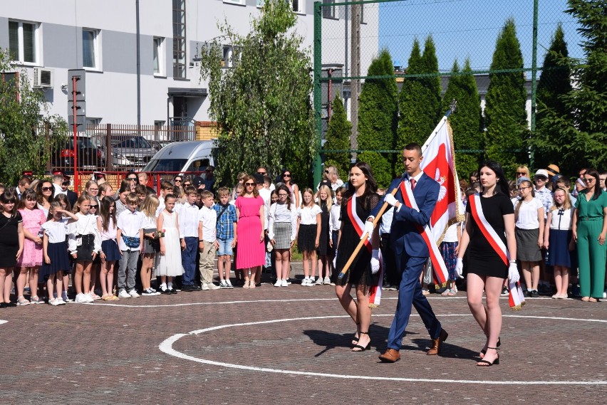 Żegnaj szkoło! Uczniowie Szkoły Podstawowej nr. 2 z oddziałami integracyjnymi w Sokółce zakończyli rok szkolny