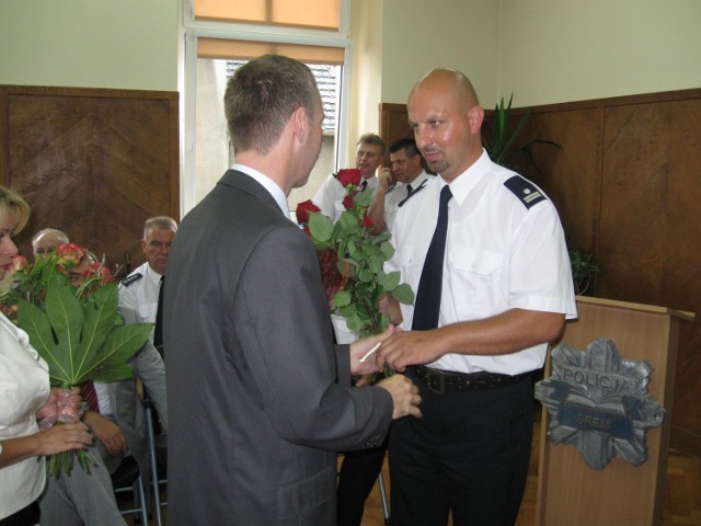Komendant Piotr Leciejewski odbierał wiele gratulacji i życzeń dla swoich policjantów.