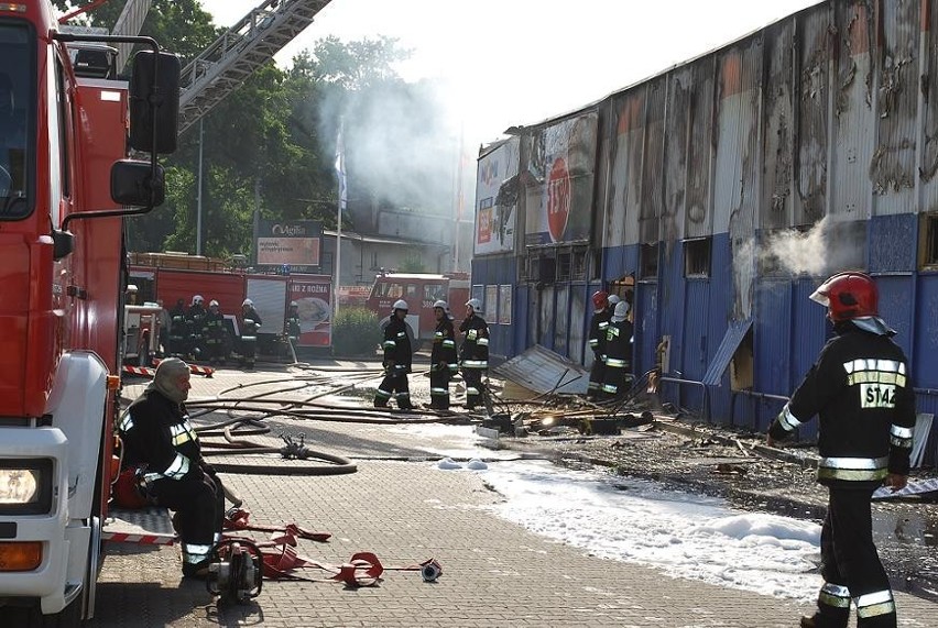 Leszno: Wielki pożar strawił market budowlany w centrum miasta[WIDEO]