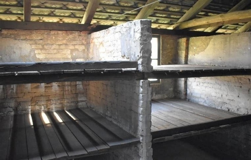 Wnętrze jednego z baraków na terenie byłego obozu Birkenau...