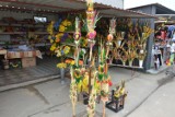 Palmy wielkanocne i świąteczne dekoracje na targowisku w Ostrowcu. Piękna pogoda zachęcała do zakupów (ZDJĘCIA)