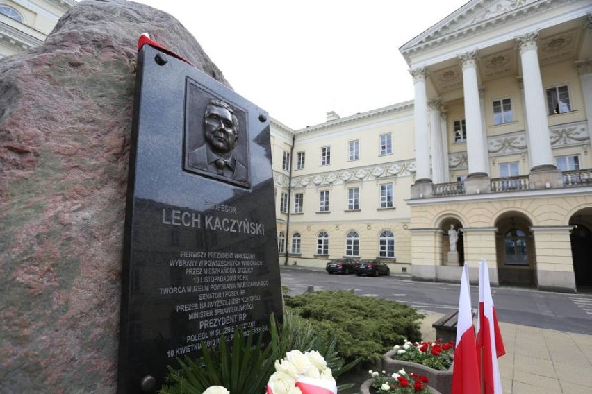 Pomnik Lecha Kaczyńskiego zostaje pod ratuszem? Zawieszone...