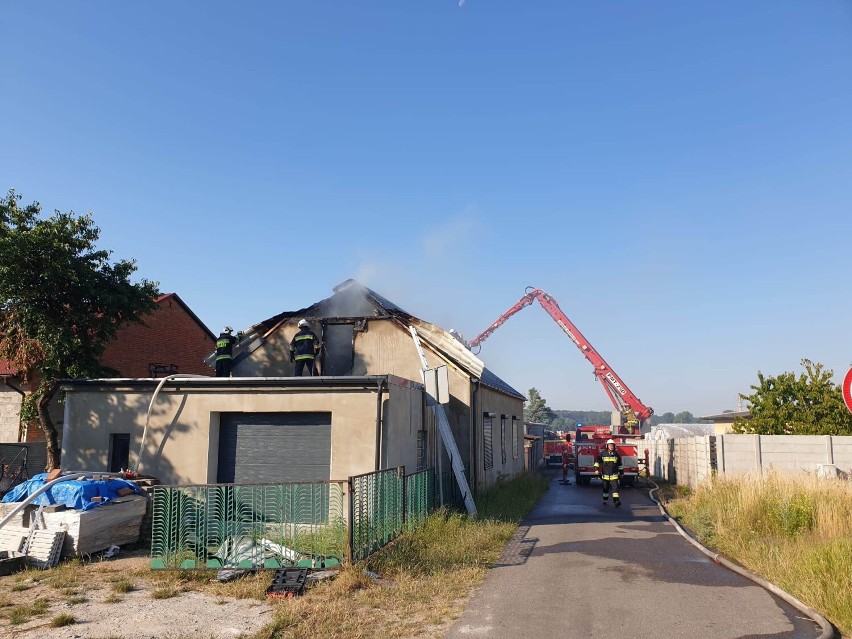 Pożar domu w gminie Godziesze Wielkie. W akcji osiem zastępów straży pożarnej. ZDJĘCIA