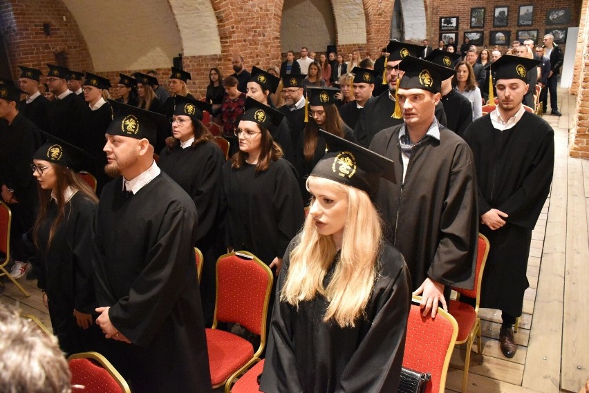 Uroczystość w malborskiej filii Wyższej Szkoły Gospodarki. Tegoroczni absolwenci odebrali dyplomy w zamkowych murach