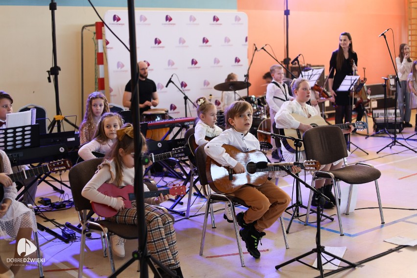 Wyjątkowy koncert charytatywny w Zalasowej dla małego Adasia, który dzielnie walczy o to, aby móc postawić pierwszy krok 