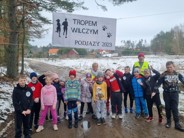 Z okazji Narodowego Dnia Pamięci Żołnierzy Wyklętych społeczność Szkoły Podstawowej w Podjazach po raz pierwszy wzięła udział w biegu Tropem Wilczym.