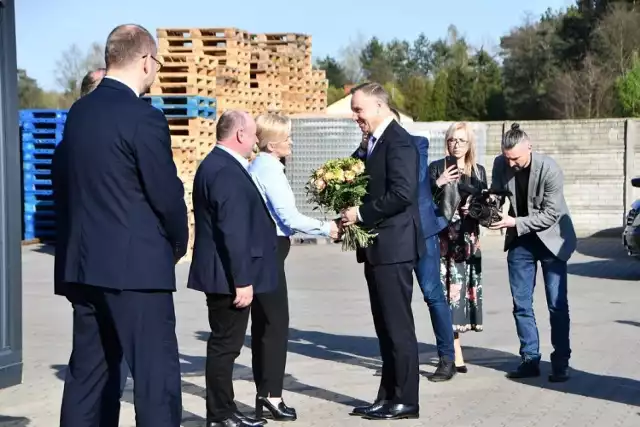 Prezydent witany przez właścicieli firmy "Moryń" w Siemkowicach – Renatę i Jacka Włodarczyków. Zobacz na kolejnych zdjęciach jak głowa państwa zwiedzała zakład i spotykała się z pracownikami.