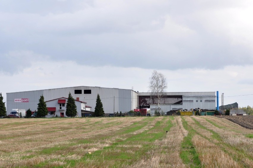 Dąbrówka Wielkopolska.  Dogaszanie hałdy śmieci