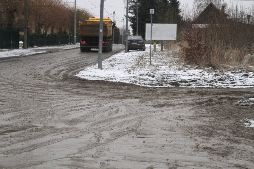 Mieszkańcy się skarżą: ulica Bęczkowska w Kielcach pokryta błotem z budowy  