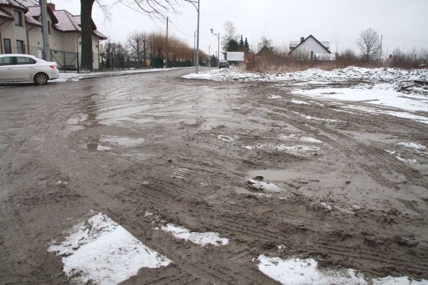 Mieszkańcy się skarżą: ulica Bęczkowska w Kielcach pokryta błotem z budowy  