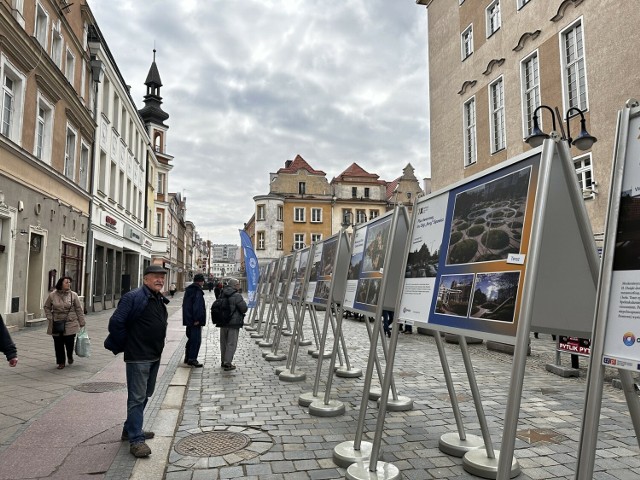 Na rynku w Opolu można zobaczyć wystawę fotografii, prezentującą jak miasto zmieniło się przez ostatnie 20 lat dzięki funduszom z Unii Europejskiej.